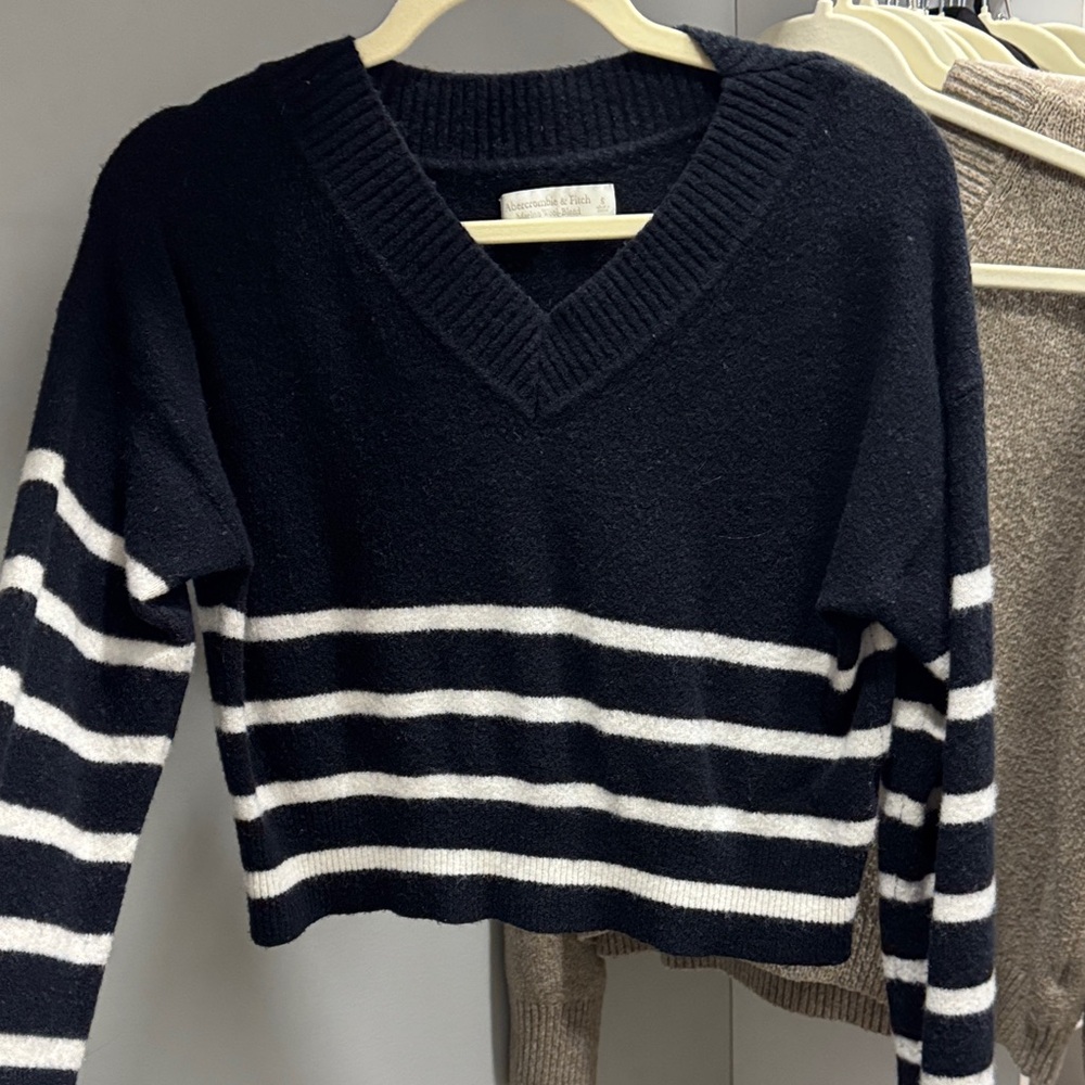 A&F Striped V-Neck Merino Wool Cropped Sweater - Black and White - Size Small